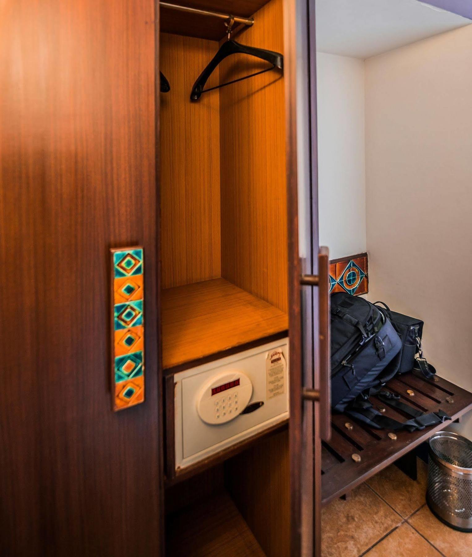 Home@F37 Kailash Colony Metro Ню Делхи Екстериор снимка